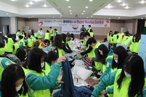 함께하는 한숲과 하나금융그룹 하나사랑봉사단 120명이 서울시 교원총연합회 대강당에서 기분 좋은 기부 행사를 진행하였다