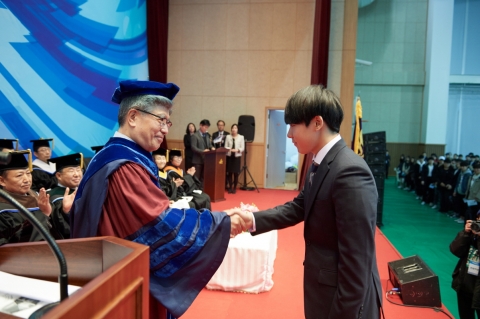 김중수 총장에게 신입생 선서문을 전달하는 한림대학교 2017년 수석 입학생 의예과 이승환군