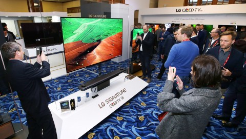 LG 이노페스트에서 LG전자 제품을 관람하는 관람객