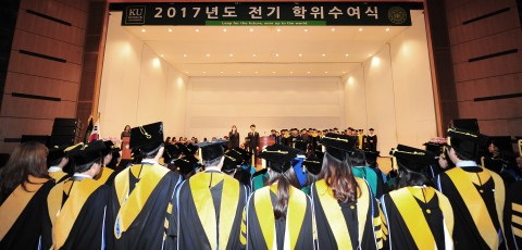 건국대학교가 22일 2017년도 전기 학위수여식을 열고 서울캠퍼스와 글로컬캠퍼스 박사 129명, 석사 831명, 학사 4034명 등 총 4994명에게 학위를 수여했다