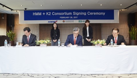 현대상선과 국내 대표 근해선사인 장금상선, 흥아해운이 HMM+K2 컨소시엄 결성을 위한 본계약에 서명하고 본격 협력에 들어갔다