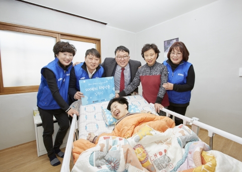 500원의 희망선물 247호로 선정된 가정에서 기념패를 전달하고 있는 삼성화재RC