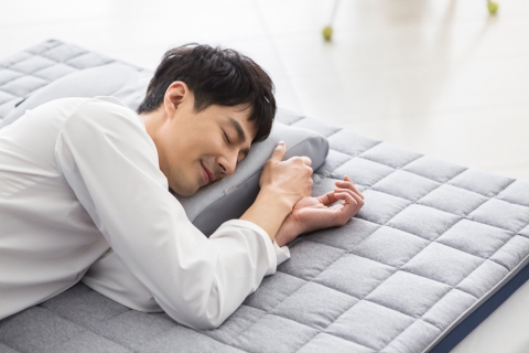 이브자리 전속모델 조인성이 시그니쳐 메모리폼 타퍼를 깔고 누워 있다