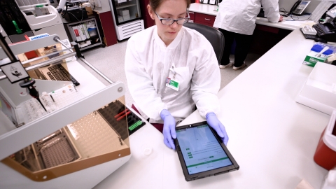 프로메디카 임상의학연구소의 연구원이 태블릿 PC와 모바일 애플리케이션을 이용하여 임상시험 연구업무를 수행하고 있다