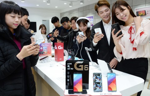 12일 남대문에 위치한 한 이동통신사 매장 방문객들이 LG G6를 체험하고 있다