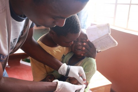 말라위 구물리라 마을의 희망보건소에서 말라리아 검사를 받고 있는 아동