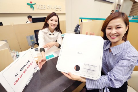 KT는 KEB하나은행과 함께 3월 새 학기를 맞아 KT GiGA IoT 헬스 적금을 출시했다