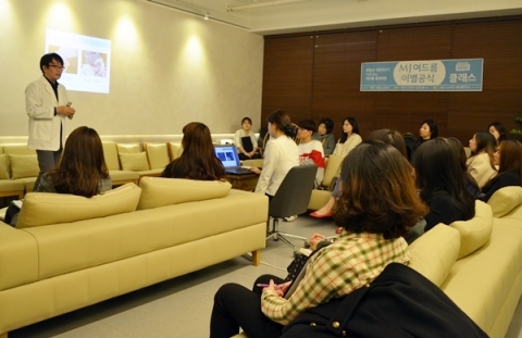대전 둔산동 엠제이 피부과가 MJ여드름 이별공식 강의를 하고 있다