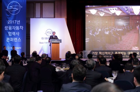 마힌드라 그룹 아난드 마힌드라 총괄회장이 인사말을 건네고 있다