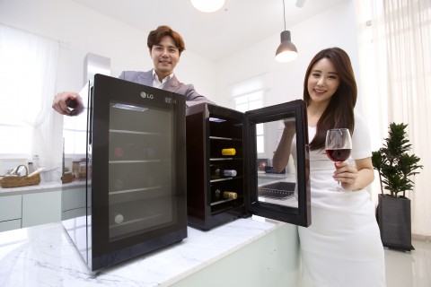 LG전자가 최대 8병을 보관할 수 있는 LG 와인셀러 미니를 선보였다