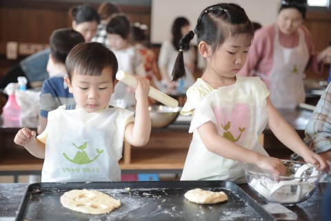 상하목장이 25일 진행한 상하목장 사생대회에 참가한 부모와 아이들이 고창 상하농원을 배경으로 그림 그리기에 열중하고 있다