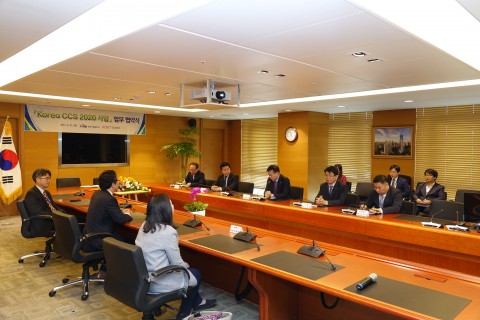 한국이산화탄소포집및처리연구개발센터가 27일 한국서부발전과 Korea CCS 2020 사업 협력을 위한 업무협약을 체결하였다