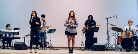 밴드 The Play가 2일 서울 성남고등학교 공연을 시작으로 전국 14개 청소년시설을 대상으로 하는 별처럼 멀어진 너에게 콘서트 투어를 시작한다.
사진은 2017년 4월 7일 심