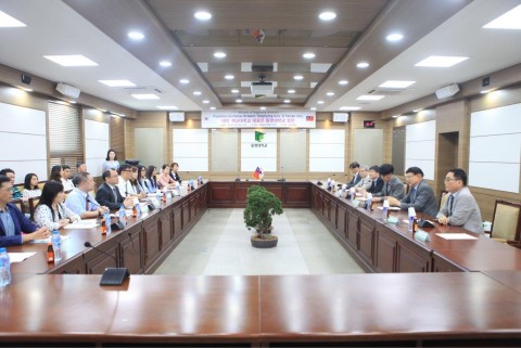 대만 개남대학교 관광교통대학 학장 등 대표단 일행 27명이 30일 동명대를 찾아 복수학위 프로그램과 교환학생 시행 등에 대해 협의했다