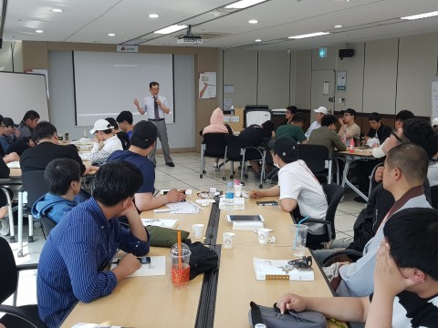 한국보건복지인력개발원 부산교육센터가 보건복지분야 사회복무요원들을 대상으로 금융관리 특강을 진행하고 있다