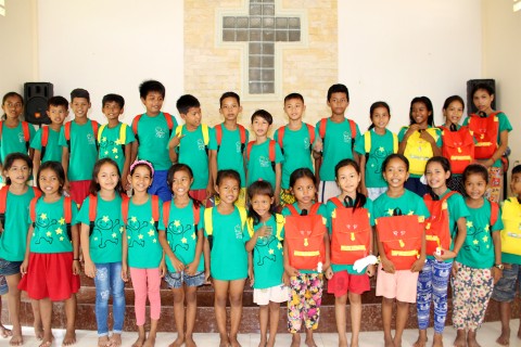 사단법인 해피피플과 하나금융그룹 하나사랑봉사단이 함께 진행한 기부책가방이 캄보디아 현지 아동들에게 전달되었다