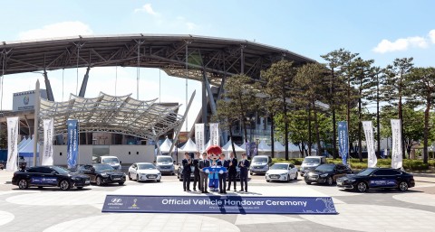 현대자동차가 이광국 부사장과 국제축구연맹 2017 피파 20세 월드컵 조직위원회 곽영진 부위원장 등 관계자 10여 명이 참석한 가운데 수원월드컵경기장 중앙광장에서 FIFA U-20 월드컵의 공식 차량 전달식을 진행했다