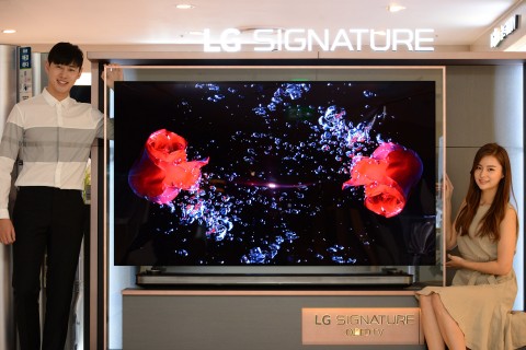 LG전자가 17일 77형 LG SIGNATURE 올레드 TV W를 국내 시장에 출시했다