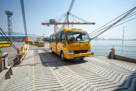 현대자동차가 코트라, 포스코대우와 함께 미얀마 양곤 주정부와 29인승 중형버스 카운티 200대를 공급하는 계약을 체결하고 22일 광양항에서 초도물량 50대를 선적 개시했다