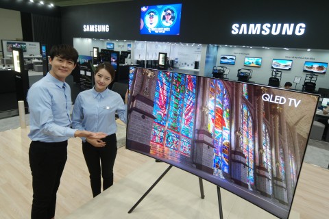 삼성전자가 24일부터 27일까지 서울 코엑스에서 열리는 월드 IT쇼 2017 에서 혁신 제품들을 선보이고 한 단계 진일보한 스마트 라이프의 새로운 가능성을 제시했다