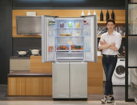 삼성 T9000은 메탈쿨링을 적용해 뛰어난 신선보관기능을 보유한 상냉장·하냉동 구조의 4도어 프리미엄 냉장고로 2012년 처음 출시된 이후 다양한 모델을 선보이며 라인업을 확대해 왔다