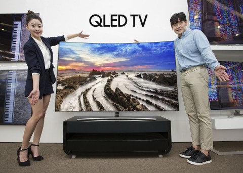 삼성전자는 미국과 유럽에 이어 국내에도 평면 타입의 Q7과 커브드 타입의 Q8 등 QLED TV 75형 2종을 출시했다