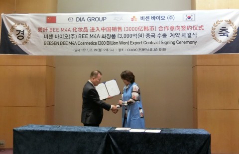 (좌측부터) 김나 중국 다이아 그룹 동사장과 비센바이오 안창기 대표가 BEE M4A 화장품 수출 체결을 축하하며 악수하고 있다