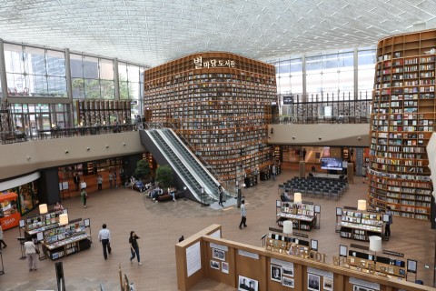 도심 속 새로운 문화 체험 공간 별마당 도서관