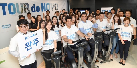 한국 노보 노디스크제약 직원들이 투르 드 코리아 2017에 출전하는 세계 최초 당뇨병 환자 프로 사이클팀 팀 노보 노디스크의 완주 및 우승을 기원하기 위해 한국 노보 노디스크제약 본사에서 사내 응원 행사를 실시했다