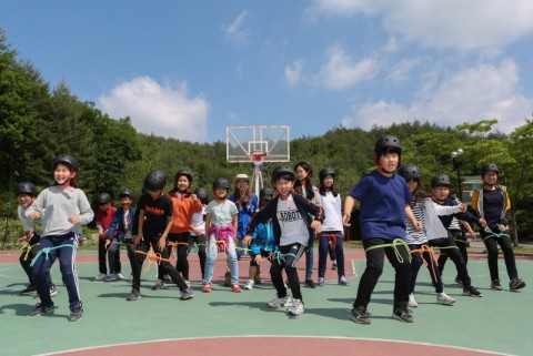 국립평창청소년수련원 청소년수련활동에 참가한 초등학생들이 밧줄놀이를 하고 있다