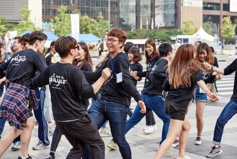 서울문화재단이 서울거리예술축제2017을 이끌어 갈 자원활동가 310명을 모집한다. 사진은 2016년 서울거리예술축제 자원활동가