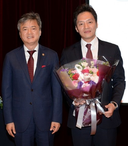 프로스트 앤 설리번 박세준 이사가 KOTRA 창립 55주년 기념 산업통산자원부장관 표창을 수상했다
