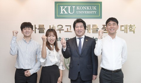 건국대학교가 지역특화무역전문가양성사업단에서 활동하는 학생들이 중소기업의 해외 수출을 도와 받은 상금 등으로 1000만원을 모아 후배 학생들을 위한 장학금과 학교발전기금으로 기부했다