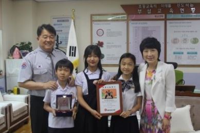 경인교대부설초교 학생들이 희망사과나무 사랑의 동전 모으기 캠페인에 동참해 모금액을 전달했다