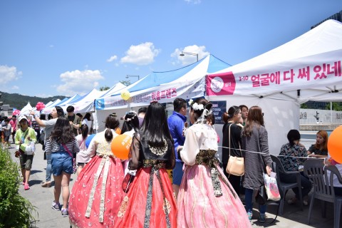 관람객들이 유니브엑스포 서울 부스를 돌아보고 있다
