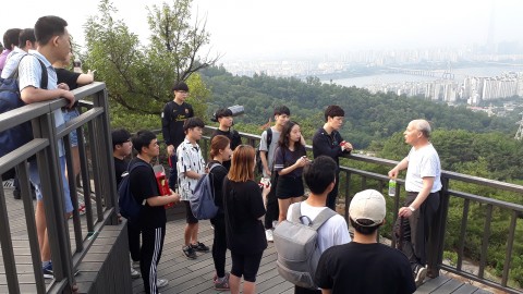 로저 콘버그 교수가 건국대 상허생명대학 학생들과 산행 간담회를 가졌다