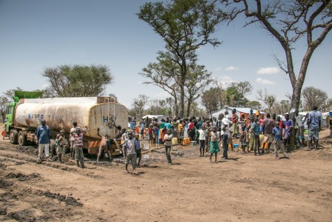 남수단 난민들이 몰린 우간다 팔로린야 난민 정착지 모습. 물 부족 현상이 극심하다. 우기로 도로가 진흙탕이 되면서 이동이 제한돼 물 공급이 제대로 이뤄지지 못하고 있다