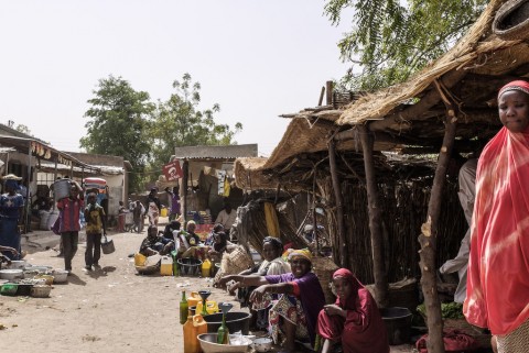 니제르에서 운영중인 국경없는의사회 소아과 병원 앞에서 치료를 기다리는 사람들