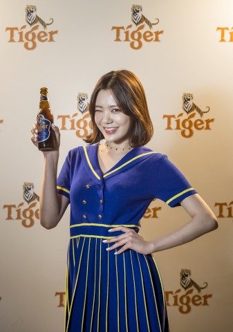 애프터스쿨 리지가 트로피컬 라거링 양조 기술로 묵직한 바디감을 선사하는 타이거 맥주의 타이거 스트리츠 행사에 참석해 포토타임을 가지고 있다. 타이거 스트리츠는 스트리트 푸드와 파인