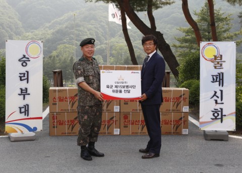 신일산업 정윤석 전무(오른쪽)와 제15보병사단 사단장 안준석 소장(왼쪽)이 선풍기 전달식을 진행하고 있다