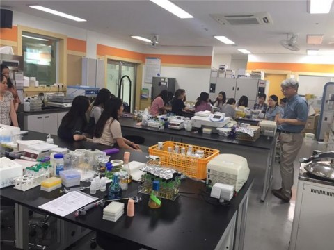제약·바이오 분야 취업을 희망하는 미취업, 경력단절 이공계 여성들이 한국폴리텍대학에서 제약·바이오 분자진단 전문 인력 양성과정 수업을 듣고 있다