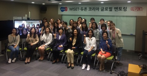 한국여성과학기술인지원센터와 듀폰 코리아가 올해부터 함께 진행하고 있는 글로벌 멘토링 프로그램의 하나로 이공계 여자 대학생 22명이 21일 듀폰 코리아 울산 공장을 방문한다. 사진은