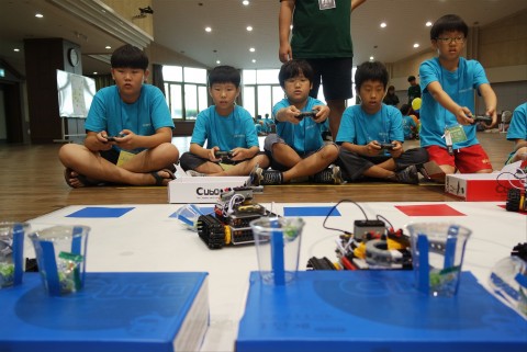 시립창동청소년수련관이 제11회 행복서울 청소년 로봇 캠프 참가자를 모집한다. 사진은 전년도 캠프
