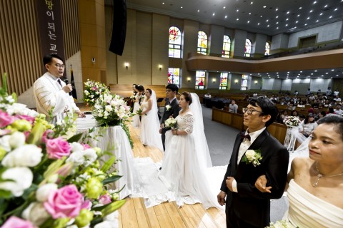 사단법인 코리아투게더가 1일 일산광림교회 본당에서 다문화 합동 결혼식을 개최했다
