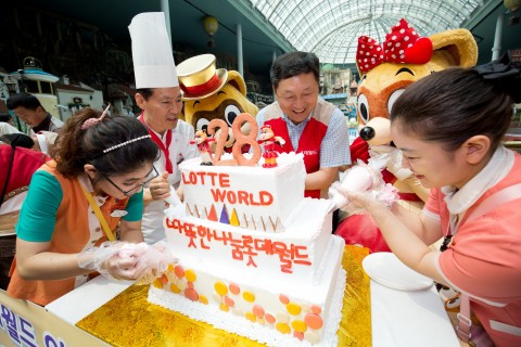 롯데월드 어드벤처가 장애인 캐스트들의 행복한 개원기념 파티를 개최했다