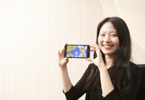 스마트폰에서 앱스 카티지가 개발한 구글 안드로이드 기반의 오프라인 세계지도 HD 애플리케이션에서 일본해 단독표기를 동해로 건국대 국어국문학과 2학년 홍효진씨가 바로잡았다