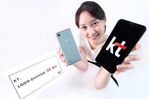 KT가 8월 2일 LG전자의 Q6를 출시하고 전국 KT매장 및 직영 온라인 KT올레샵을 통해 판매를 시작한다