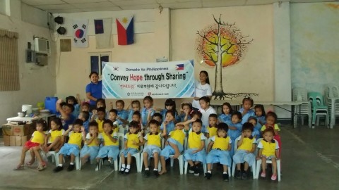 한세드림에게 의류를 후원받고 기뻐하는 캄보디아 희망학교 학생들