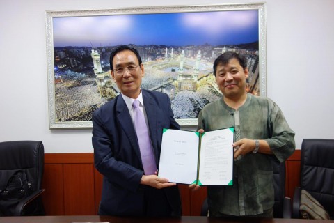 최성철 한국할랄수출협회장(오른쪽)과 김동수 한국이슬람교 할랄위원장이 해외 할랄시장 수출실적 제고를 위한 업무 협약을 체결하고 있다