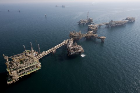 아부다비국영석유공사가 해양 석유 채굴권 확보 사업 계획 수립을 위해 약 10개의 잠재적 파트너사와 협의에 착수했다